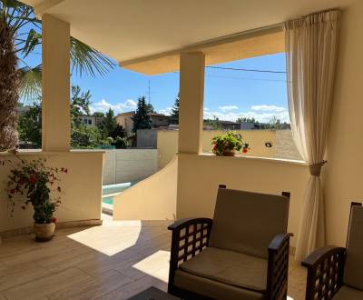 PREDAJ : ŠTÝLOVÝ RODINNÝ DOM S BAZÉNOM, KOMÁRNO