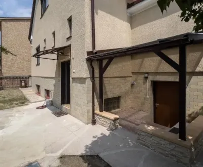 EXKLUZÍVNE Priestranný 6i RD v Ružinove