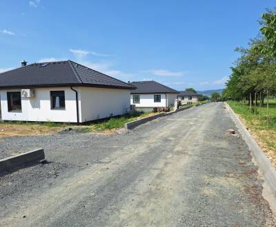 Ponúkame na predaj 4 izbový byt v rodinnom dome s pozemkom