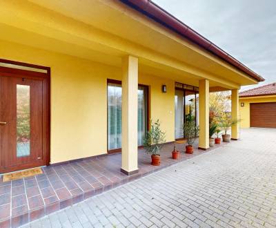 NA PREDAJ ÚTULNÝ, 4 IZBOVÝ RODINNÝ DOM S TERASOU A GARÁŽOU, IŽA