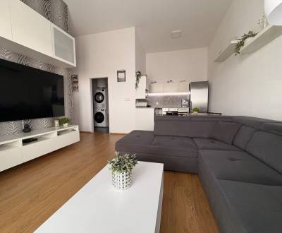 Prenájom moderného 2-izbového bytu v centre Komárna, 40 m² – Petőfiho 