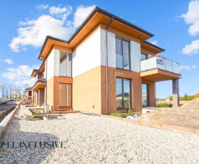 ALL INCLUSIVE I 3 IZBOVÉ BYTY S TERASOU, SO ZÁHRADOU + 2 PARK. MIESTA