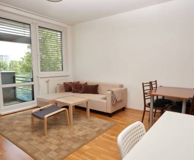 Ponúka prenájom 2 izb. byt na ul. Záporožská na začiatku