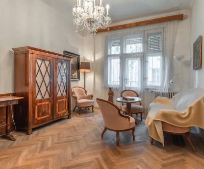 Priestranný veľkometrážny byt s historickým šarmom v Starom Meste