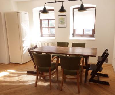 ČAROVNÝ VINOHRADNÍCKY DOMČEK PO REKONŠTRUKCII - takmer v centre mesta