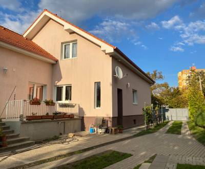 Predaj rodinný dom s veľkým stavebným pozemkom BA Podunajské Biskupice