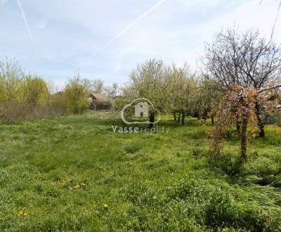 Pozemok 1715 m2 na stavbu domu v obci Tvrdošovce  so starším domom na 