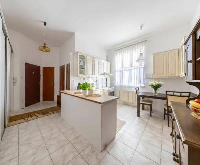 STAROMESTSKÝ SKVOST - priestranný 4-izbový byt v centre Bratislavy – N