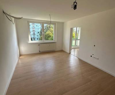 Zrekonštruovaný 2-izb. byt, Komárnická, Ružinov, 3.p./9, balkón