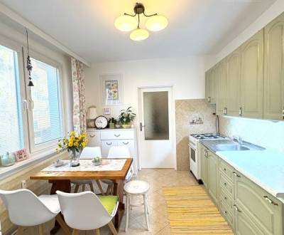 Vám ponúka na PREDAJ tento nádherný, kompletne 