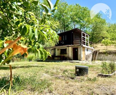 Ponúka na PREDAJ viničný domček s priestranným 