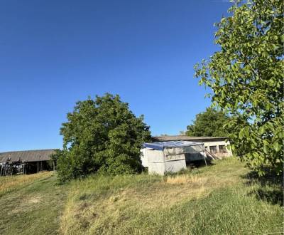 Vám ponúka NA PREDAJ stavebný pozemok v Povode
