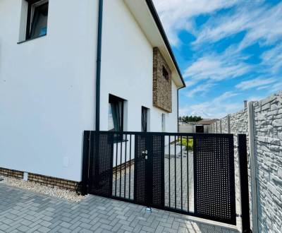 Vám ponúka na predaj priestranný a svetlý 3-izb