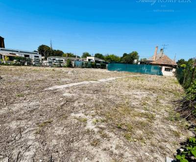 Vám ponúka na predaj väčší stavebný pozemok vo