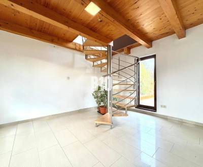 Príjemný menší RD - priestranný pozemok - výhľad na Zobor