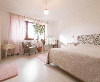 Tichá ulička - priestranný RD - krásny pozemok