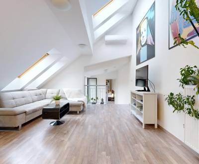 RIVERS | Očarujúci mezanín v historickom centre s výhľadom na hrad 