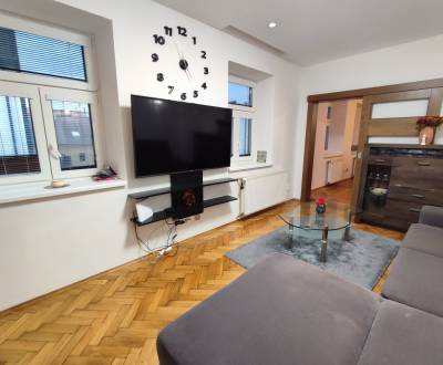 Staré Mesto-ul. Hlavná, 2 izb. tehlový pavlačový byt, 61 m2.ZARIADENÝ