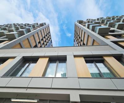 PRIESTRANNÉ GARÁŽOVÉ STÁTIE VHODNÉ AJ PRE SUV, METROPOLIS, BOTTOVA UL.