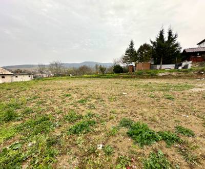 Stavebný pozemok v centre obce Krnča 