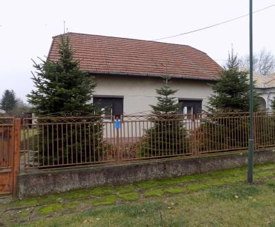 Na predaj chalupa v obci Kuraľany s garážou .