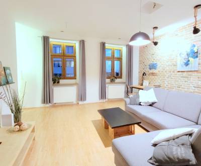 JEDINEČNÝ 2i byt, REKONŠT., 2 X .SAMOST.IZBA, Hviezdoslavovo nám. 