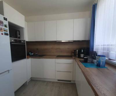 2-izb. byt,Pri Hrubej lúke,Dúbravka, parkovacie státie, pivnica v cene