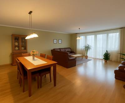 PREDAJ veľkolepý, 4 izbový byt s garážou v lone prírody, Kysucká ul.