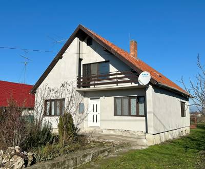 NA PREDAJ 5 IZBOVÝ POSCHODOVÝ DOM  V CENTRE OBCE, IŽA, OKRES KOMÁRNO