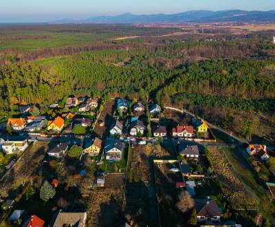 Stavebný pozemok na RD /dvojdom, pri lese za traťou, 1170m2, všetky IS