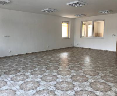 OBCHODNÝ PRIESTOR S VÝKLADOM V CENTRE PEZINKA