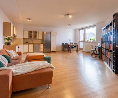 Veľkometrážny slnečný 3-izbový byt s balkónom a garážou