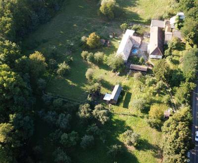 Pozemok (10 000m2) s viacerými budovami vo Veľkom Krtíši!