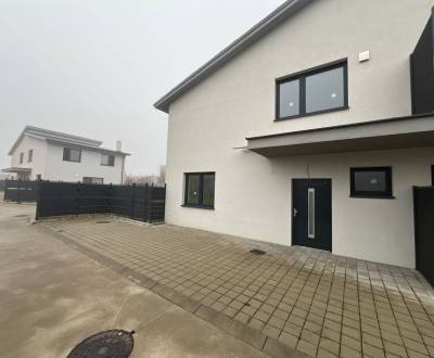 PREDAJ – Novostavba 4-izbového rodinného domu v dvojdome, Pl. Mikuláš 