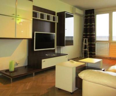 Prenájom veľký 2 izbový byt 67m2 s dvomi balkónmi Nitra