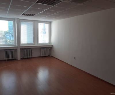 Klimatizovaná kancelária 30 m2 pri POLUS-e na Pluhovej ul.
