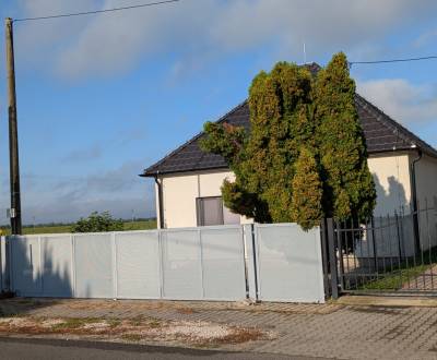 Útulný rodinný dom v Šulekove s veľkým pozemkom a moderným interiérom