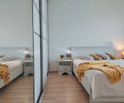 3 izb., balkón, 2 samostatné izby, oddelená kuchyňa, voľný ihneď 