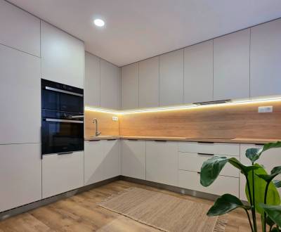 REZERVOVANÉ - 3-izbový byt po rekonštrukcii s loggiou, Staré Mesto