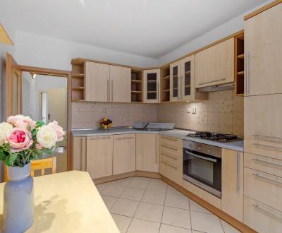 PREDAJ 4i priestranného bytu na Hrobákovej ulici,  BAV