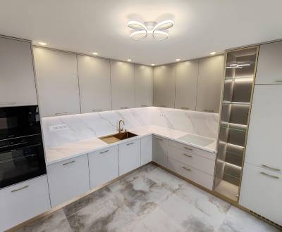 REZERVOVANÉ.....Luxusný 3 izbový byt  na Hollého ulici.