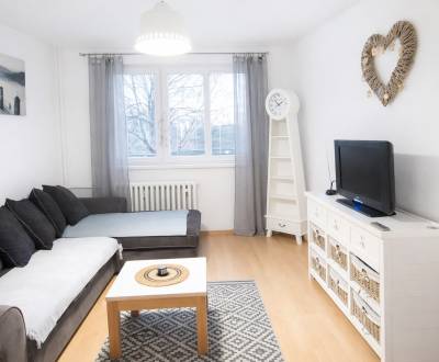 Na prenájom: Príjemný zariadený 2-izbový byt s lógiou – Poprad Západ