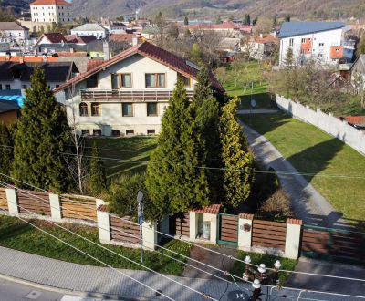 Priestranný 2-generačný dom v centre. Bývajte spolu a predsa v súkromí