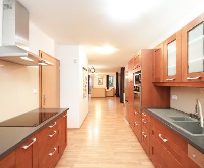 Moderný 4‑izb. bungalov s veľkorysou záhradou a garážou v Kvetoslavov
