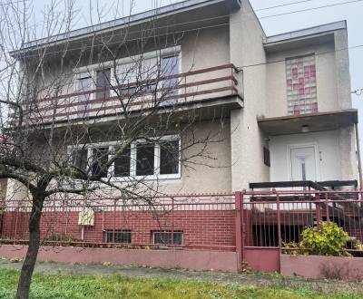 PRIESTRANNÝ 7-IZBOVÝ RODINNÝ DOM S VEĽKÝM POZEMKOM V DLHEJ NAD VÁHOM 