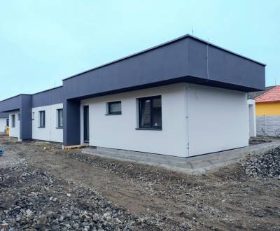 Novostavba 4-izbového rodinného dvojdomu v obci Žihárec