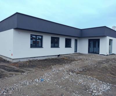 Novostavba 4-izbového rodinného domu v tichej lokalite v obci Žihárec