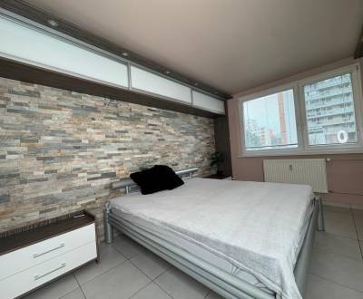 - PRENÁJOM - 3 IZBOVÝ BYT - NÁMESTIE HRANIČIAROV - PETRŽALKA