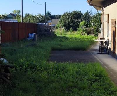 Slnečný pozemok v centre obce Réca, 756 m²