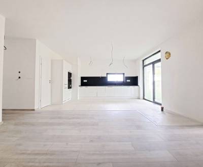 Priestranné novostavby 4-izbových rodinných domov v meste Šaľa